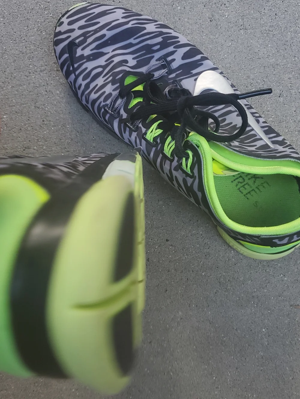 Nike Free TR Connect 2 Size 6 Gray Animal-Print Sneakers with Neon Green Accents